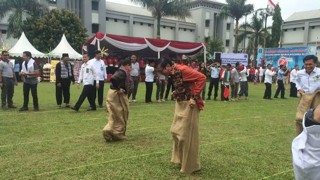 Yasonna ikut lomba balap karung