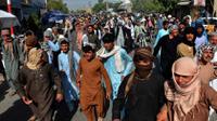 Ribuan warga Afghanistan melakukan aksi protes di Kandahar usai digusur oleh Taliban dari rumah mereka. (AFP)