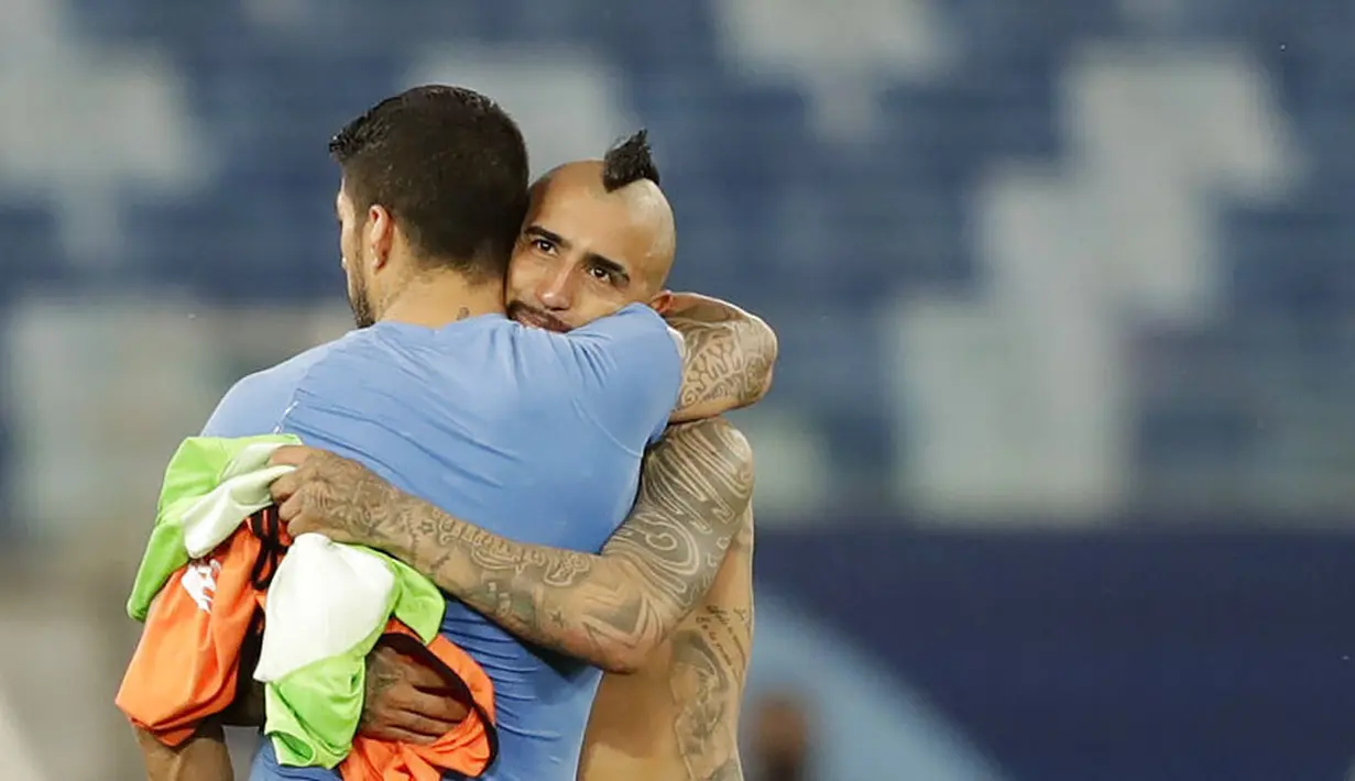 Dengan hasil ini, Chile masih memimpin grup A Copa America dengan lima poin, di bawahnya ada Argentina dengan 4 poin, disusul Paraguay dengan tiga poin. Sementara Uruguay masih tertahan di peringkat empat dengan 1 poin disusul Bolovia di dasar klasemen dengan 0 poin. (AP/Andre Penner)