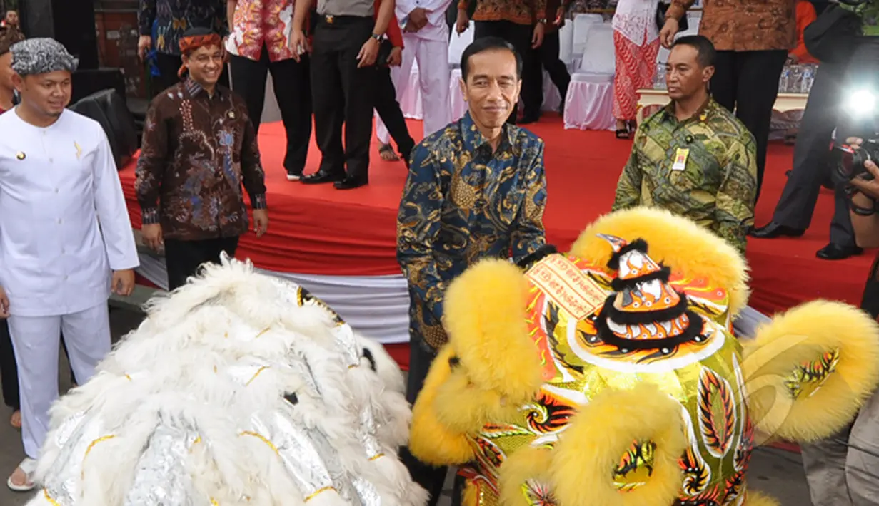 Kedatangan Presiden Jokowi disambut oleh barongsai saat menghadiri  perayaan  Cap Go Meh di Kota Bogor, Jawa Barat, Kamis (5/3/2015). Di sebelah kiri tampak Walikota Bogor Bima Arya mengenakan busana serba putih (Liputan6.com/Faizal Fanani)