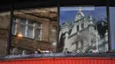 Tampak kaca pecah dan botol minuman berserakan di Kota London paska final Euro 2020 yang membuat Timnas Inggris gagal kembali mengangkat trofi Piala Eropa usai dibenamkan Italia. (Foto:AP/Alberto Pezzali)