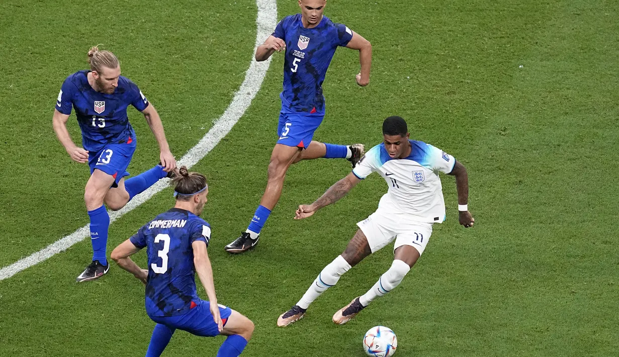 Marcus Rashford. Gelandang serang Timnas Inggris berusia 25 tahun yang telah memperkuat Manchester Unted sejak pertengahan musim 2015/2016 ini tercatat telah dua kali tampil bersama Inggris di Piala Dunia 2022 saat menang 6-2 atas Iran pada matchday pertama Grup B (21/11/2022) dan saat imbang 0-0 dengan Amerika Serikat pada matchday kedua (25/11/2022). (AP/Ebrahim Noroozi)