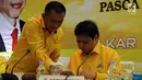 Ketua Umum Partai Golkar Airlangga Hartarto didampingi Sekjen Golkar Lodewijk Freidrich Paulus berbincang disela rapat pleno di DPP Golkar, Jakarta, Senin (29/1). Rapat pleno perdana ini dipimpin langsung oleh Airlangga. (Liputan6.com/Johan Tallo)