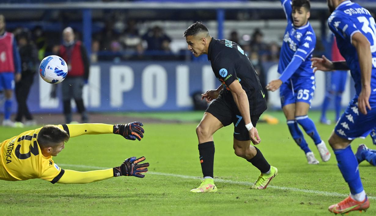 Pada laga lainnya, hasil berbeda diraih Inter Milan yang berhasil membungkam Empoli dengan skor 2-0 di Stadio Carlo Castellani, Kamis (28/10/2021) dini hari WIB. (AFP/Alberto Pizzoli)