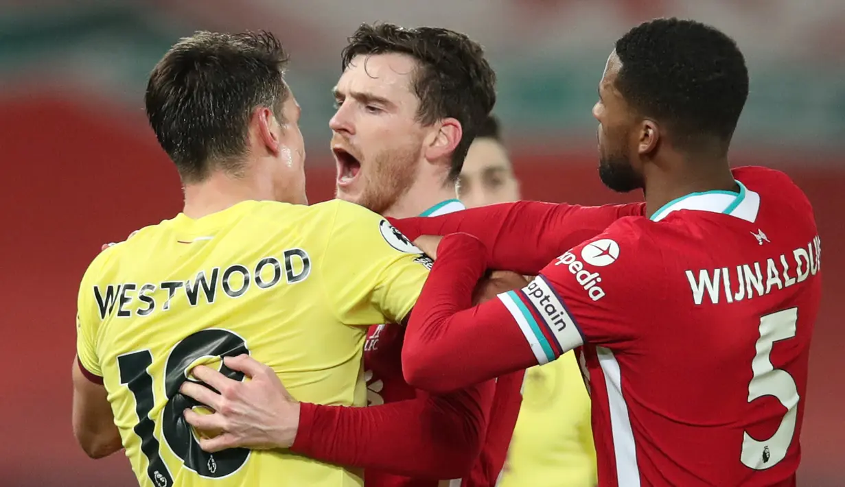 Bek Liverpool, Andrew Robertson (tengah) terlibat pertikaian dengan gelandang Burnley, Ashley Westwood dalam laga lanjutan Liga Inggris 2020/21 di Anfield Stadium, Liverpool, Kamis (21/1/2021). Liverpool kalah 0-1 dari Burnley. (AFP/Clive Brunskill/Pool)