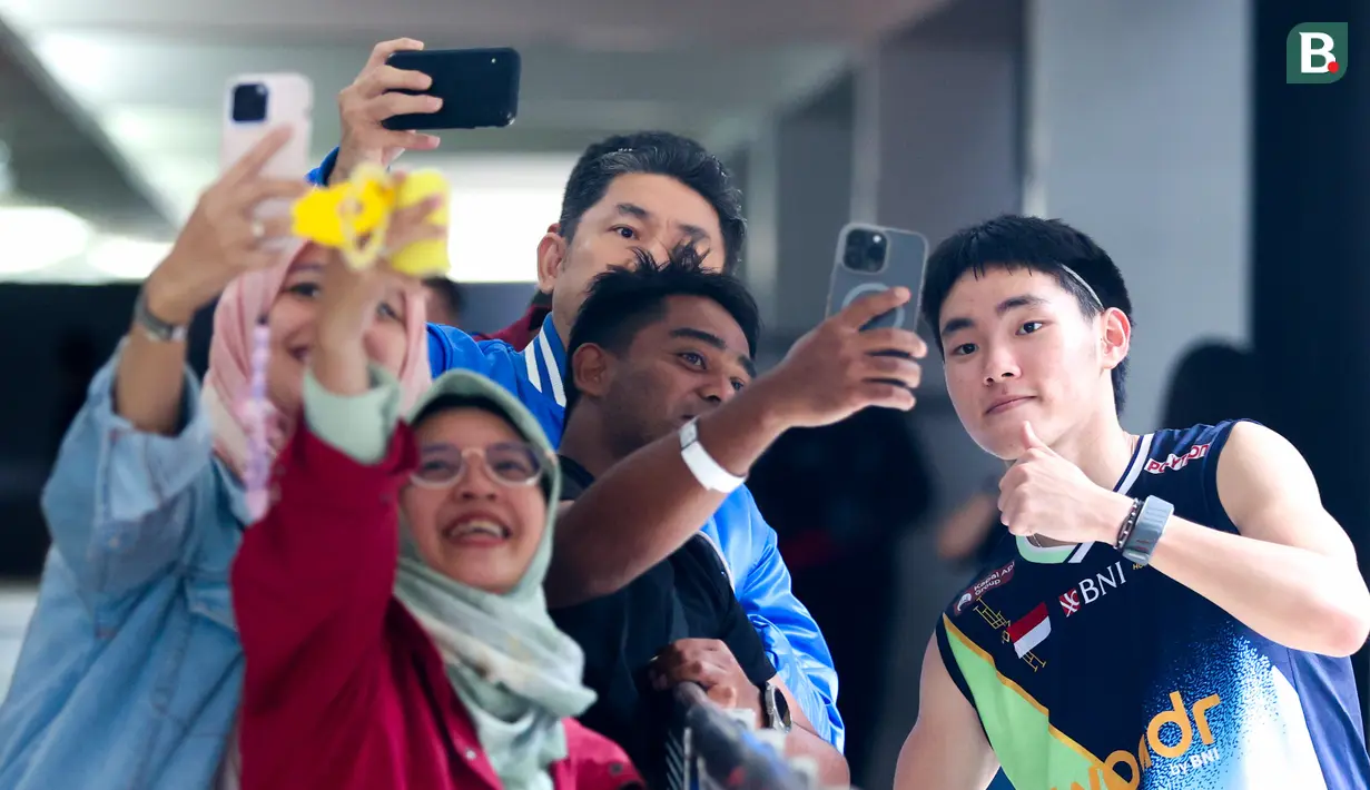 Ganda putra Indonesia, Nikolaus Joaquin, dengan ramah melayani permintaan foto para fans di Indonesia Masters 2026 di Istora Senayan, Jakarta. Pebulutangkis muda ini menjadi idola baru sekaligus kebanggaan dan harapan para pecinta bulutangkis tanah air dalam mengharumkan bangsa di masa mendatang. (Bola.com/M Iqbal Ichsan)
