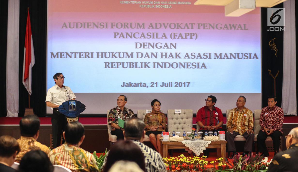 Menkumham Yasonna Hamonangan Laoly saat memberikan arahan dihadapan advokat FAPP di Gedung Kemenkumham, Jakarta, Jumat (21/7). FAPP mendukung penuh langkah pemerintah menerbitkan Perppu No 2 tahun 2017. (Liputan6.com/Faizal Fanani)
