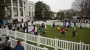 Sejumlah bocah saat mengikuti lomba menggelindingkan telur di halaman Gedung Putih, Washington (4/2). Lomba yang digelar rutin setiap tahunnya di Gedung Putih ini untuk merayakan hari raya Paskah. (AP Photo/Pablo Martinez Monsivais)