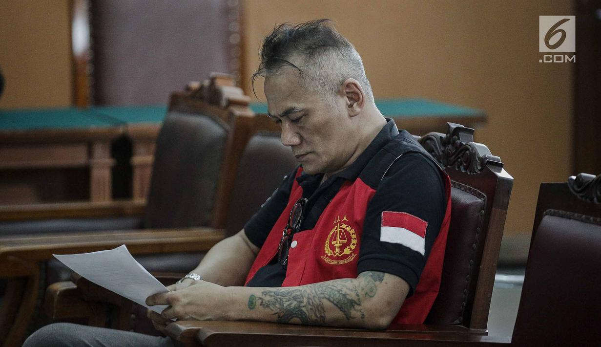 Aktor senior Tio Pakusadewo menghadiri sidang pembacaaan dakwaan kasus penyalahgunaan narkoba di PN Jakarta Selatan, Senin (30/4). Sidang digelar kembali setelah pekan lalu Tio tidak bisa menghadiri persidangan karena sakit. (Liputan6.com/Faizal Fanani)