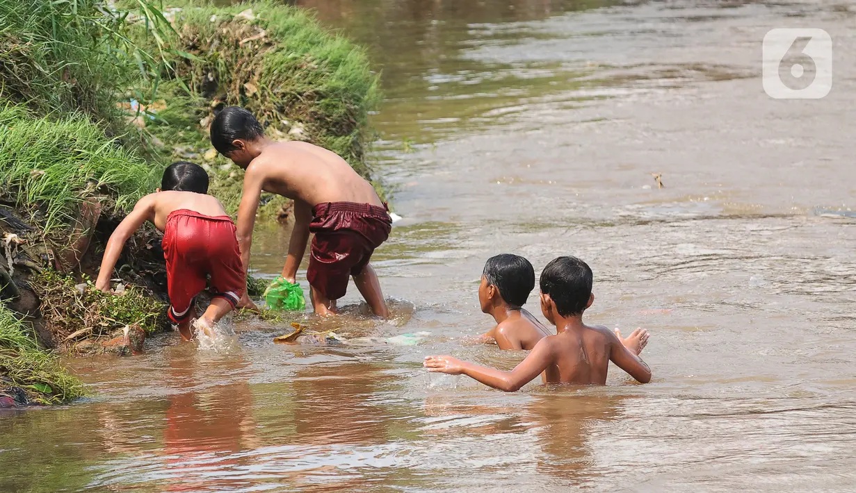 Imbauan kepada orangtua agar anak-anak mereka tidak bermain di sungai dikarenakan curah hujan di Jakarta dan sekitarnya mulai tinggi.  (merdeka.com/Imam Buhori)