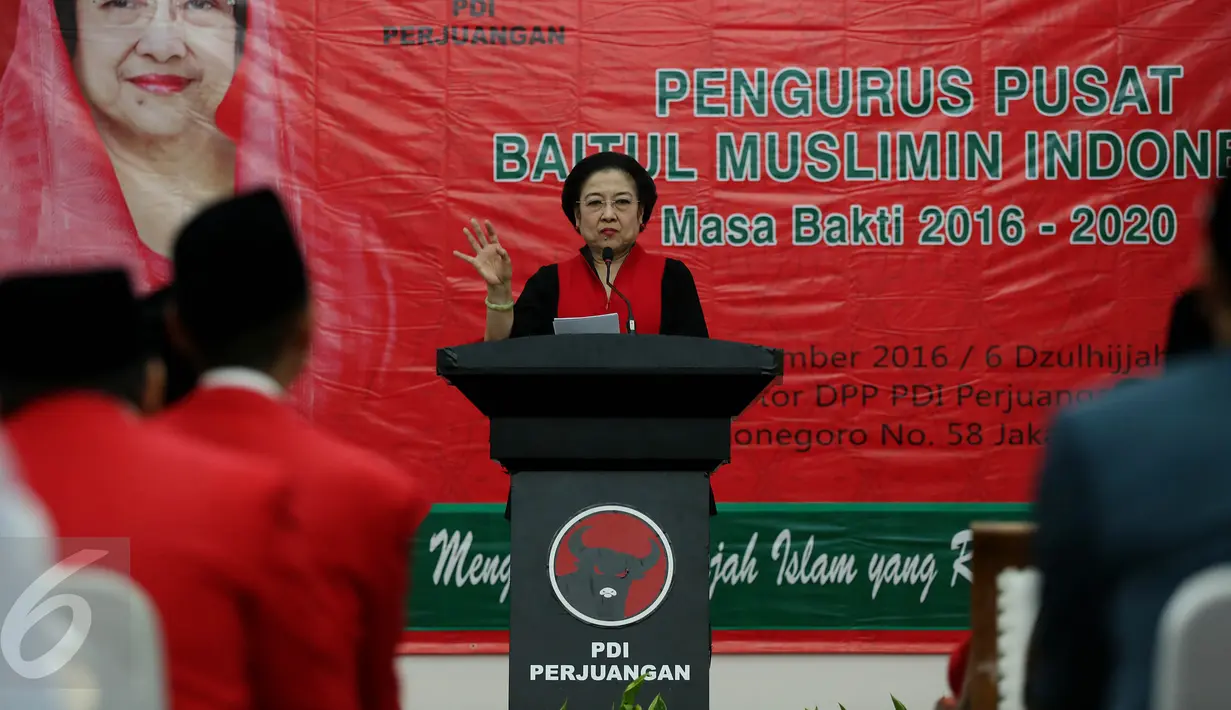 Ketum PDIP Megawati Soekarnoputri memberi sambutan pada pelantikan pengurus pusat organisasi sayap Bamusi periode 2016-2020 di DPP PDIP, Jakarta, Kamis (8/9). Turut hadir juga tokoh-tokoh PP Muhammadiyah serta Nahdlatul Ulama. (Liputan6.com/Johan Tallo)