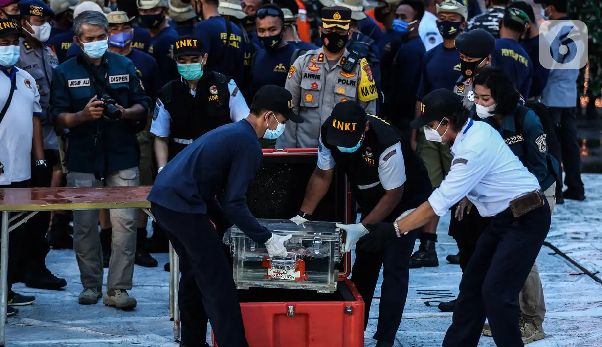 Petugas KNKT meletakkan Black box atau kotak hitam pesawat Sriwijaya Air SJ 182 yang jatuh di Kepulauan Seribu di Dermaga JICT, Jakarta, Selasa (12/1/2021). Meski FDR sudah ditemukan, namun Cockpit Voice Recorder (CVR) masih dalam proses pencarian.  (Liputan6.com/Johan Tallo)