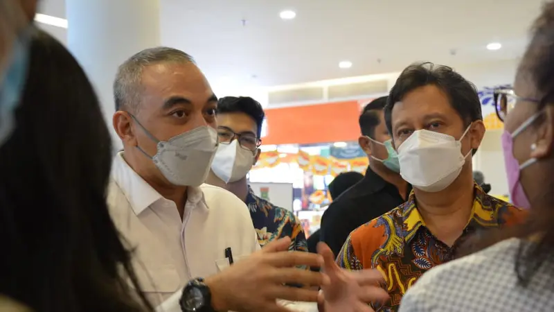 Bupati Tangerang Ahmed Zaki Iskandar dan Menkes Budi Gunadi Sadikin saat meninjau vaksinasi lansia di Mall Ciputra Citra Raya, Sabtu (27/3).