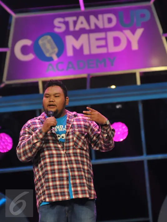 Salah satu peserta menunjukkan aksinya saat Standup Comedy Academy Indosiar, Jakarta, Senin (5/10/2015). Stand Up Comedy Academy Indosiar telah menemukan 24 comica yang akan bersaing mencari posisi pertama. (Liputan6.com/Faisal R Syam)