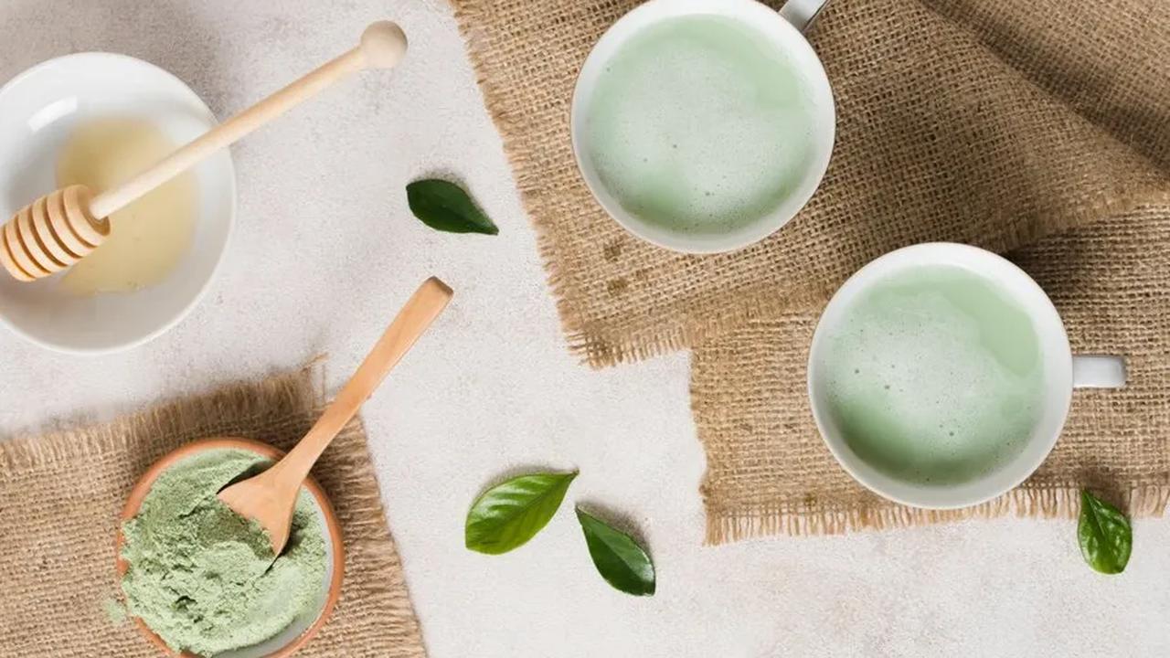 Anda mungkin sudah familiar dengan beberapa kandungan skincare populer seperti niacinamide, retinol, dan vitamin C. Namun, ada satu kandungan yang sedang tren di dunia skincare, yaitu mugwort.<br>
