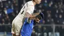 Penyerang Empoli, Patrick Cutrone berebut bola dengan bek AC Milan, Alessio Romagnoli pada pertandingan Liga Serie A Italia di Stadion Carlo Castellani di Empoli, Italia, Kamis (23/12/2021). Kemenangan ini membuat AC Milan berada di posisi kedua klasemen dengan 42 poin. (Marco Bucco/LaPresse via AP)