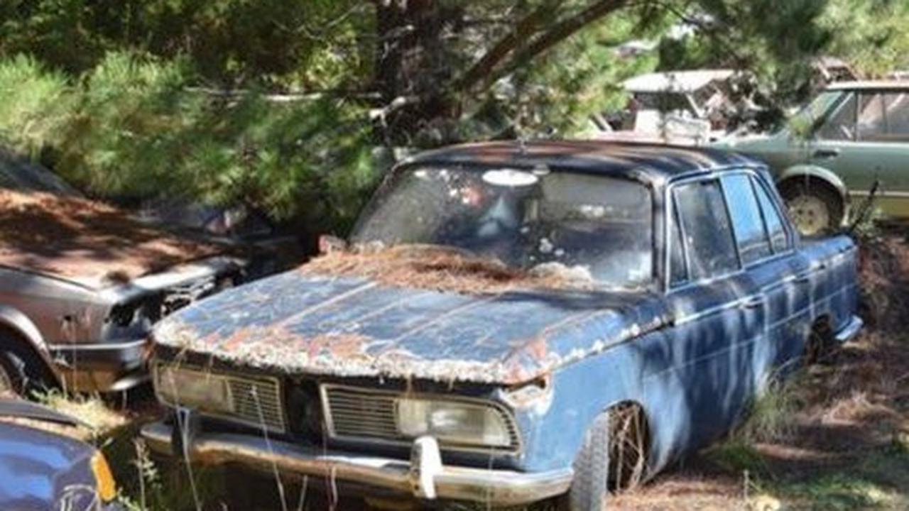 Sayang Banget! Deretan Mobil Mewah Ini Ditinggal Sampai Jadi Rongsokan
