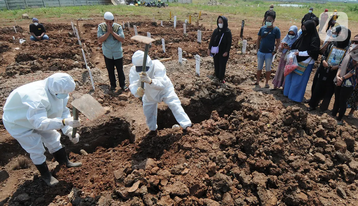 Petugas mengubur jenazah korban COVID-19 di TPU Rorotan, Cilincing, Jakarta Utara, Kamis (29/4/2021). TPU Rorotan yang menjadi satu-satunya tempat pemakaman jenazah pasien COVID-19 di DKI ini dalam dua minggu terakhir mengalami penurunan intensitas pemakaman. (merdeka.com/Arie Basuki)