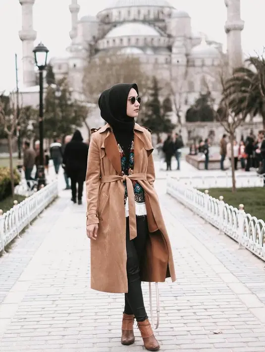 Travelling ke negara musim dingin memang paling cocok dengan raincoat. Tambahkan sock boats agar tampilanmu makin stylish. (FOTO: Instagram.co./dwihandaanda).