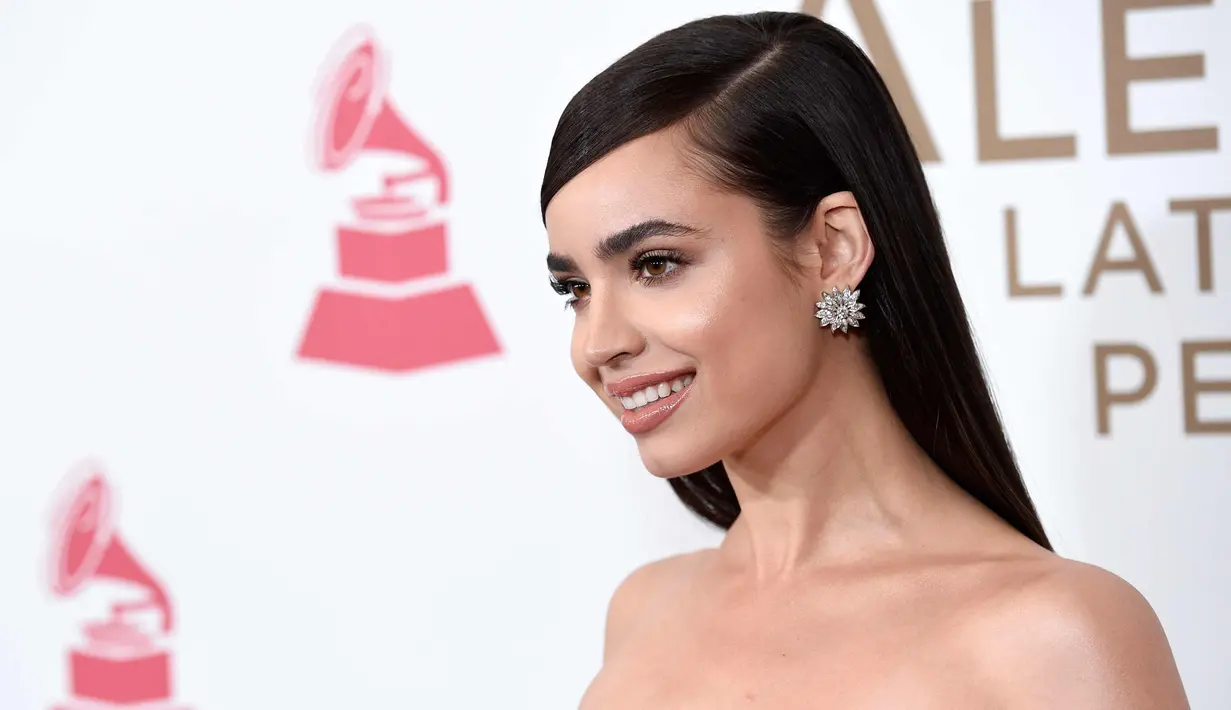 Sofia Carson berpose di karpet merah saat menghadiri Latin Recording Academy Person of the Year Gala 2017 di Mandalay Bay Convention Center di Las Vegas, AS (15/11). (Photo by Chris Pizzello/Invision/AP)