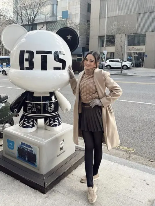 Dengan dominasi warna earth tone, Syifa Hadju tampil begitu memikat. Ia mengandalkan gradasi warna untuk tampilan yang optimal. [Foto: Instagram/ Syifa Hadju]