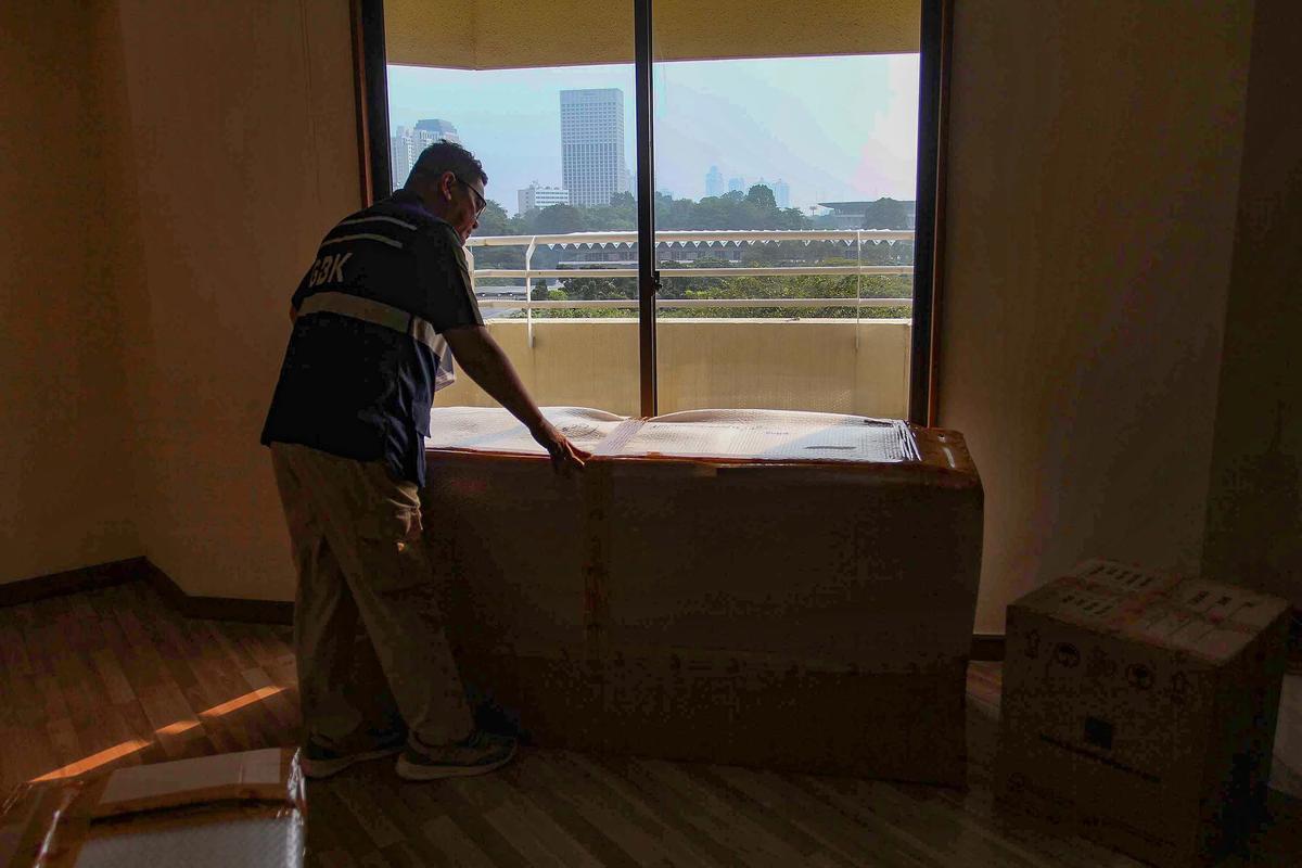 FOTO: Kemensetneg Relokasi Aset Eks Hotel Sultan ke Gudang di Cikarang