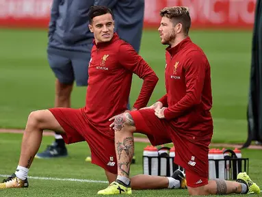 Pemain Liverpool, Philippe Coutinho (kiri) melakukan pemanasan saat berlatih bersama rekannya di Melwood Training Ground, Liverpool (7/9/2017). Latihan ini jelang melawan Manchester City pada pekan keempat Premier League. (Photo/Liverpoolfc)