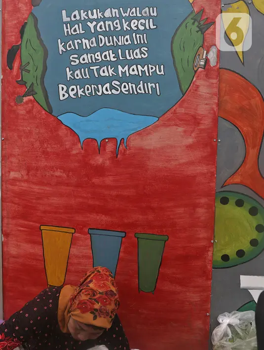 Pejalan kaki dudu di depan mural yang berisi pesan ajakan untuk menjaga lingkungan di Jalan Tambak, Manggarai, Jakarta, Selasa (11/2/2020). Mural tersebut bertujuan mengingatkan bahwa permasalahan lingkungan merupakan masalah serius yang harus dihadapi bersama. (Liputan6.com/Herman Zakharia)