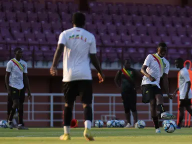 Tim Nasional (timnas) Mali U-17 menggelar latihan jelang laga babak 16 besar Piala Dunia U-17 di Lapangan Thor, Surabaya, Jawa Timur, Minggu (19/11/2023). (doc.LOC WCU17/NFL)
