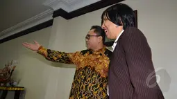 Ketua MPR Zulkili Hasan (kiri) menunjukkan sesuatu kepada Duta Besar Kuba untuk Indonesia Enna Viant Valdes di Ruang Pimpinan MPR, Jakarta, Selasa (17/3/2015). Pertemuan tersebut membahas kerja sama kedua belah negara.(Liputan6.com/Andrian M Tunay)