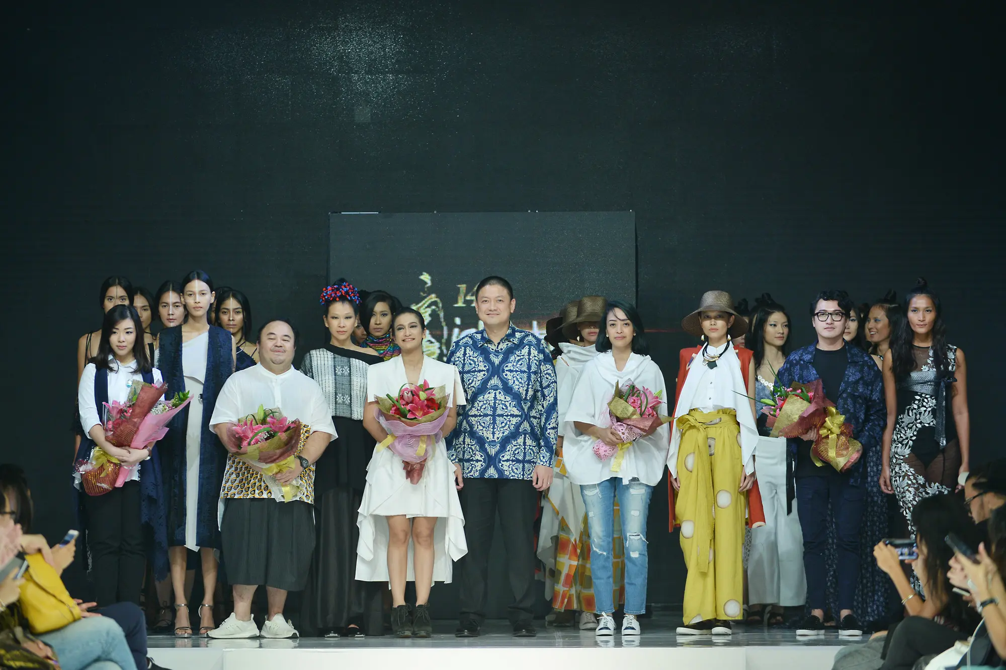 Berikut aksi sederet desainer kenamaan Indonesia menghadirkan tren busana terkini pada panggung Fashion Festival di JFFF 2017.