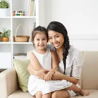 Menjadi ibu yang baik untuk putri tercinta./Copyright shutterstock.com/g/Dragon+Images