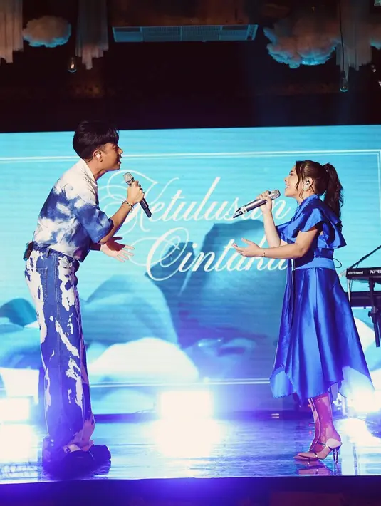 “Berawal dari telfon random siang hari. Vidi nelfon tanpa basa basi: Pril lo bucin kan? Dan aku jawab sedetik kemudian: iya! Terus: Ya udah duet yuk sama gue! Lagunya bucin,” cuit Prilly Latuconsina, 4 Agustus 2022. Tanpa berpikir panjang, bintang sinetron Ganteng Ganteng Serigala mengiakan tawaran ini. Keduanya merekam dua lagu yakni “Tak Bisa Bersama” dan “Ketulusan Cintaku.” (Foto: Dok. Instagram @prillylatuconsina96)