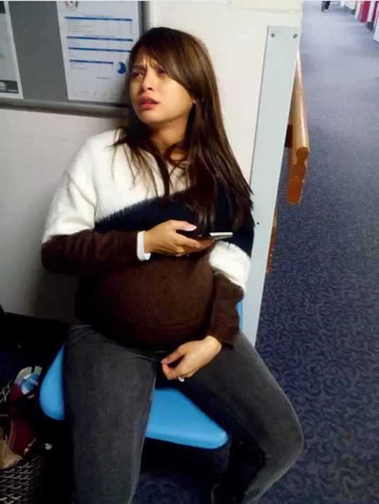 "sehabis mandi, aku diam di tempat tidur, kontraksi ku TAHAN krn tak ingin melihat muka mama dan suami tak tega mengkasihani aku . 24 jam lebih, blm ada hasil maju nya bukaan." tulis artis 28 tahun itu. (Instagram/septriasaacha)