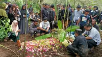 Pemakaman Farzah Dwi Kurniawan di Sudimoro, Kota Malang, pada Senin, 24 Oktober 2022. Almarhum adalah korban jiwa ke-135 tragedi Kanjuruhan (Liputan6.com/Zainul Arifin)