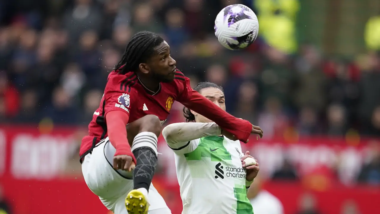 Foto: Gol Penalti Mohamed Salah Gagalkan Comeback MU atas Liverpool di Old Trafford