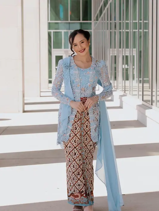 <p>Kebaya tersebut kemudian dilengkapi dengan selendang warna biru senada, serta dipadukan kain batik warna coklat. [Foto: IG/bebytsabina].</p>