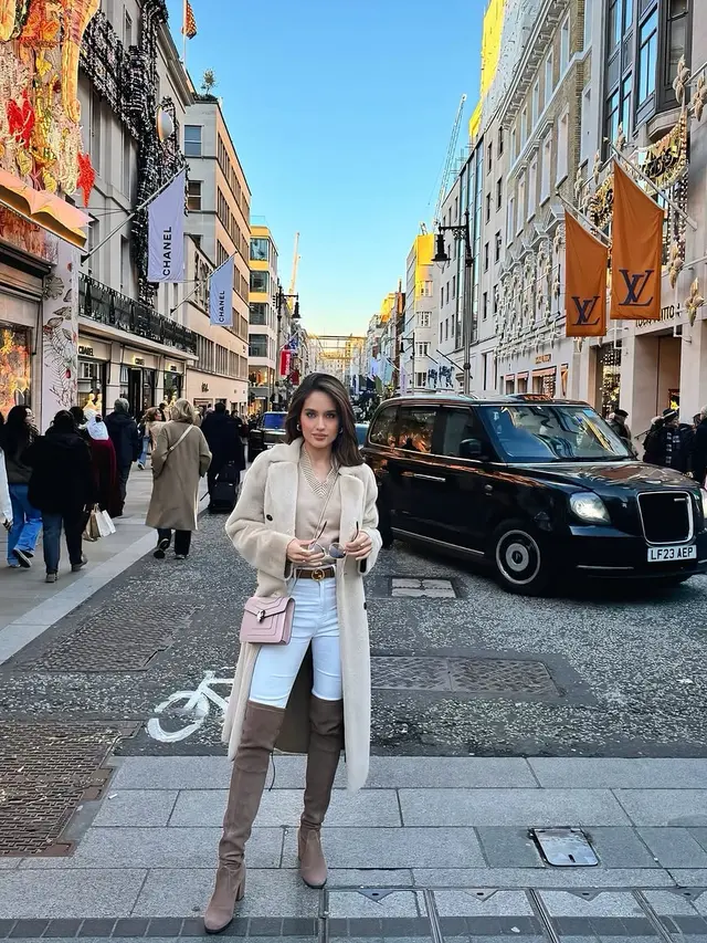 3 Gaya Layering Chic Cinta Laura Liburan di London, Koleksi Tasnya Tak Kalah Mencuri Atensi