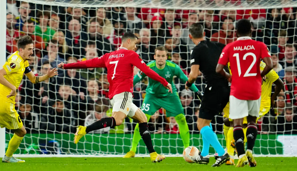 Pemain Manchester United Cristiano Ronaldo (tengah) mencoba melepaskan tembakan ke gawang Sheriff pada pertandingan sepak bola Grup E Liga Europa di Old Trafford, Manchester, Inggris, 27 Oktober 2022. Manchester United menang 3-0. (AP Photo/Jon Super)