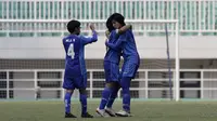 Pemain Persib Bandung Putri merayakan gol yang dicetak Een Sumarni ke gawang pemain Persija Jakarta pada laga lanjutan Liga 1 Putri 2019 di Stadion Pakansari, Bogor, Kamis (7/11). Persib Putri menang 2-1 atas Persija Putri. (Bola.com/Yoppy Renato)