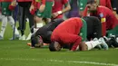 <p>Para pemain Maroko tetap bersujud syukur usai pertandingan melawan Prancis pada semifinal Piala Dunia 2022 di Stadion Al-Bayt di Al Khor, Doha, Kamis (15/12/2022). Maroko kalah dari Prancis 2-0 dan gagal melaju ke final Piala Dunia 2022. (AP Photo/Christophe Ena)</p>