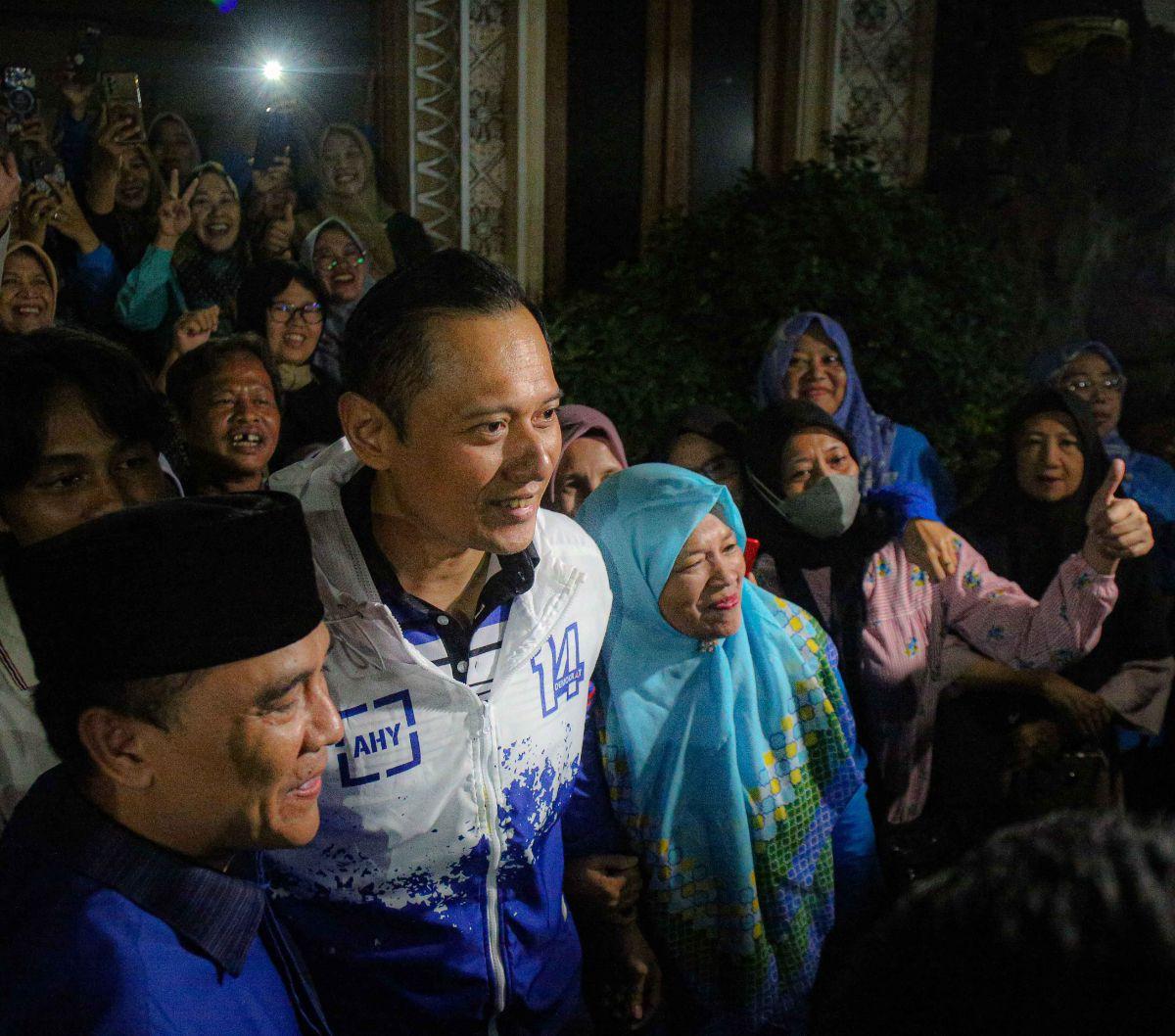Ketua Umum Partai Demokrat, Agus Harimurti Yudhoyono memulai masa kampanye Pemilu 2024 dengan blusukan ke kawasan Condet, Jakarta Timur, pada Selasa (28/11/2023). Pria yang akrab disapa AHY itu mendatangi kediaman salah satu caleg dar Partai Demokrat, Adi