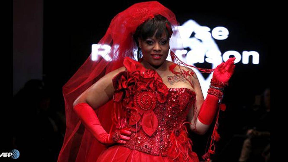 `Fashion Week Paris` Tampilkan Model Bertubuh Sintal - Health Liputan6.com