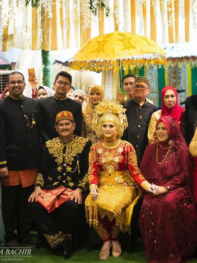Cut Meyriska  dengan Baju Adat Aceh Saat Menikah