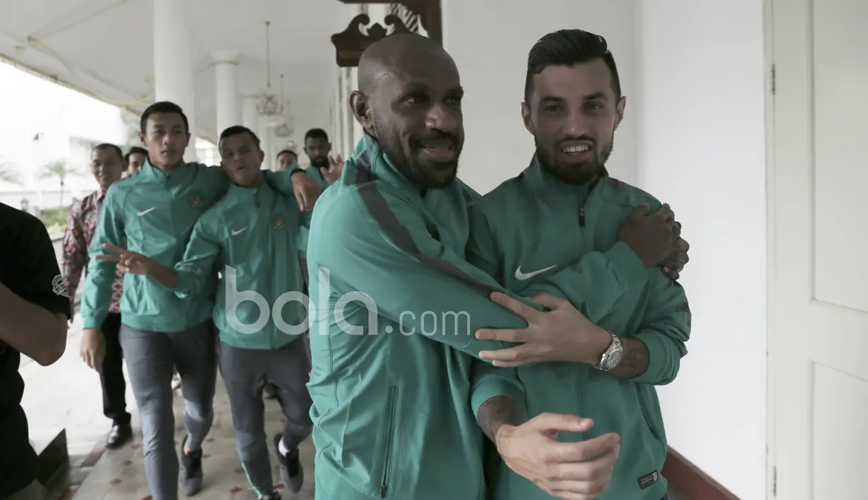 Ekspresi Boaz  Solossa dan Stefano Lilipaly bersama para pemain Timnas Indonesia menuju ruangan pertemuan dengan Presiden RI, Joko Widodo di Istana Merdeka, (19/12/2016). (Bola.com/Nicklas Hanoatubun)