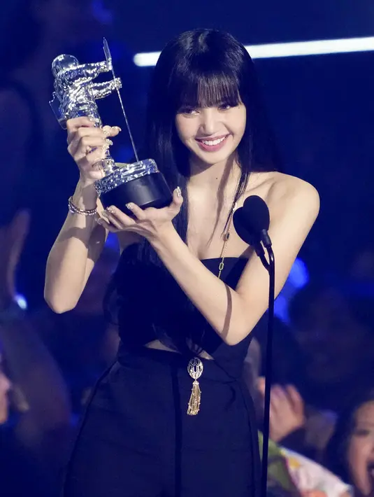 <p>Lisa Blackpink menang di MTV VMA 2022 sebagai penyanyi solo. [Foto: Charles Sykes/Invision/AP)</p>