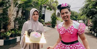 Artis yang juga dokter Nycta Gina tepat pada 3 November 2019 usianya genap 35 tahun. Tepat dihari lahirnya tersebut, sang suami rela berdandan dengan Minnie Mouse. (Instagram/missnyctagina)