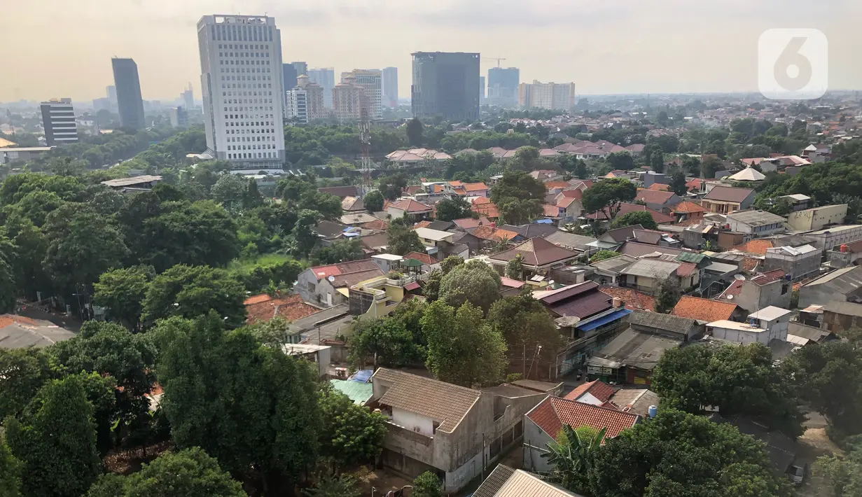 Lansekap permukiman dan gedung bertingkat terlihat di Pasar Minggu, Jakarta, Minggu (25/10/2020). Menurut data terbaru Kementerian PUPR sampai medio 2019 lalu, baru 13 dari 174 kota di Indonesia yang memahami pentingnya RTH bagi pembangunan dan pengembangan wilayah. (Liputan6.com/Immanuel Antonius)
