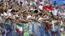 Fans Iran merayakan kemenangan timnya atas Maroko pada laga grup B Piala Dunia 2018 di St. Petersburg Stadium, Rusia, (15/6/2018). Iran menang 1-0. (AP/Themba Hadebe)