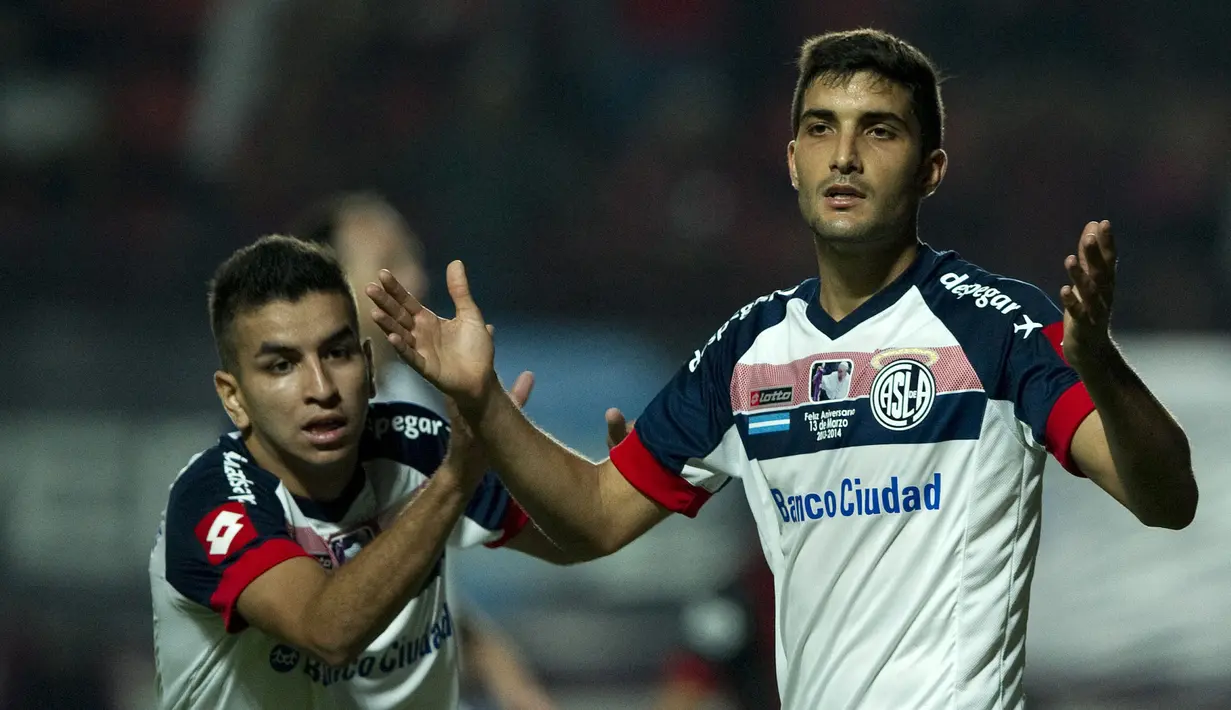 Pemain San Lorenzo mengenakan jersey edisi spesial bergambar Paus Fransiskus dalam laga lanjutan Liga Argentina di Nuevo Gasometro Stadium, Buenos Aires, Argentina, 15 Maret 2014. (AFP/Alejandro Pagni)